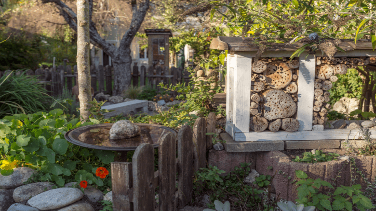 Ein Insektenhotel im Garten