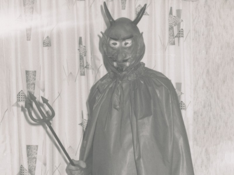 Ein historisches Foto von einem alten Halloween-Kostüm, das einen Mann zeigt, der als Teufel verkleidet ist.