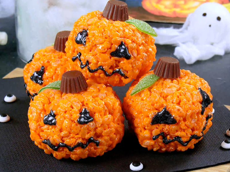 Halloween-Kürbisse aus Marshmallows und Rice Krispies