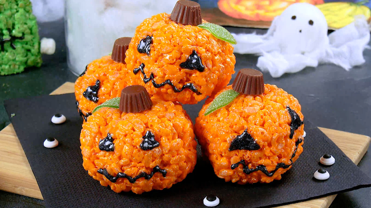 Halloween-Kürbisse aus Marshmallows und Rice Krispies