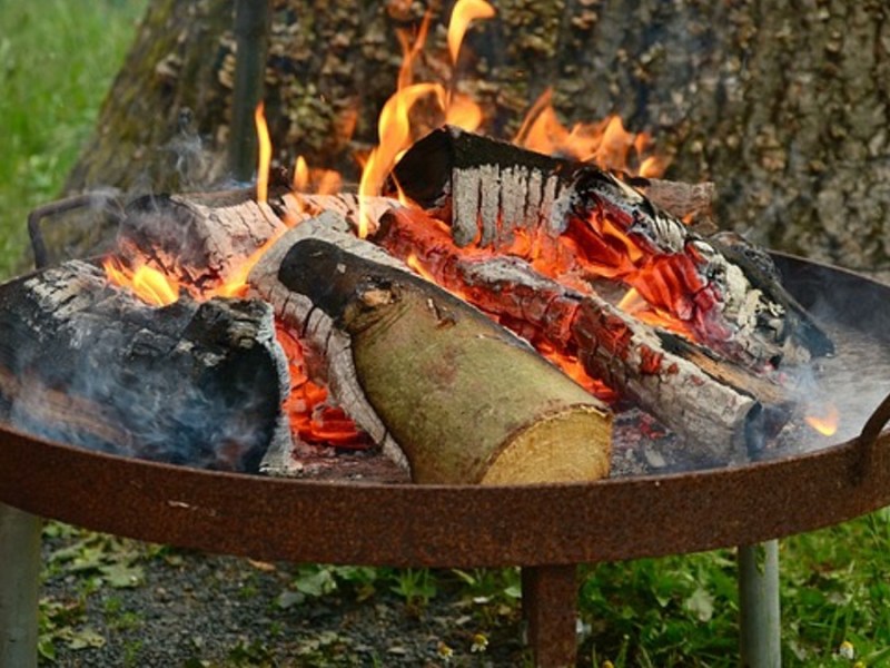 Feuerstelle in einem Garten.