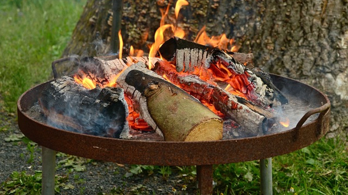 Feuerstelle in einem Garten.