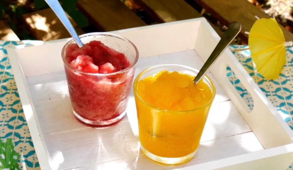 Zwei Sorten selbstgemachter Slushy in Gläsern.