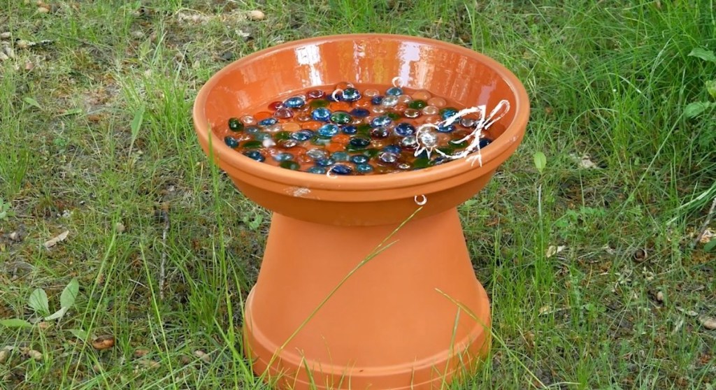 Selbst gebaute Vogeltränke im Garten.