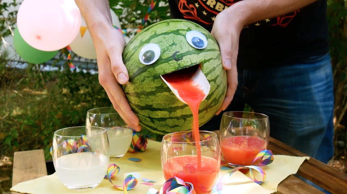 Saft wird aus einer Wassermelone gegossen.