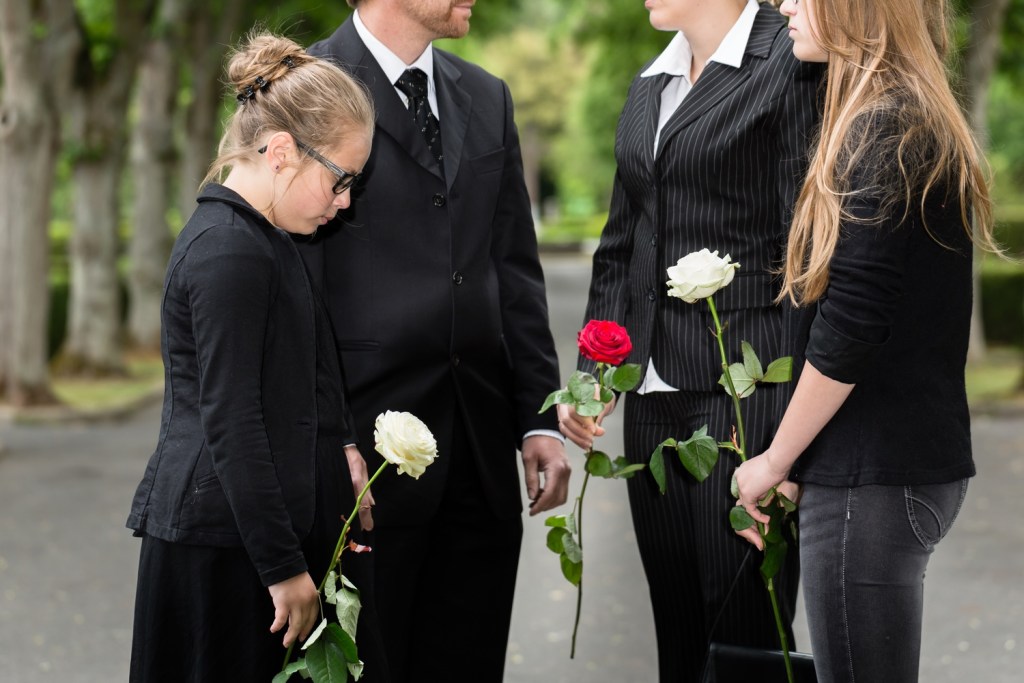 Eine trauernde Familie.