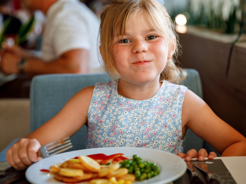 kleines MÃ¤dchen freut sich Ã¼ber einen Besuch im Restaurant