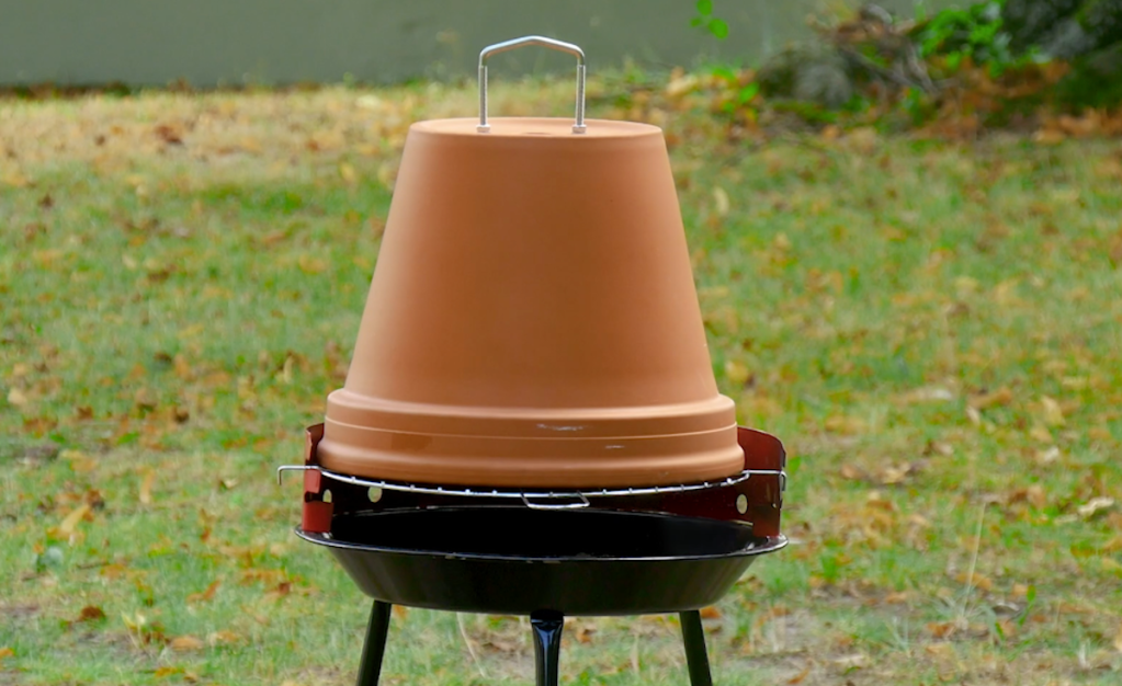 Ein Blumentopf auf einem Grill.