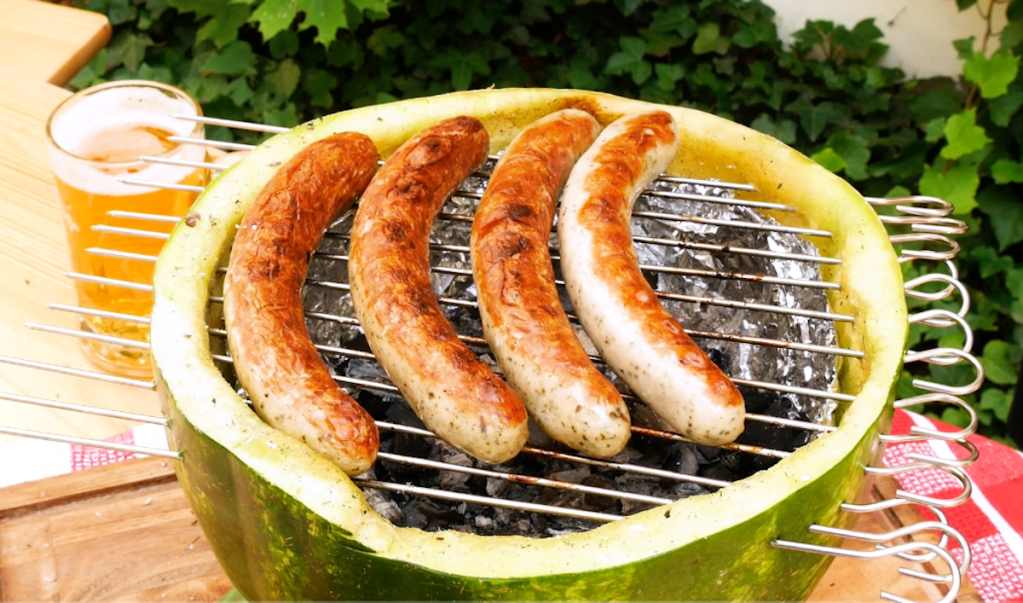 Grill aus einer Wassermelone.