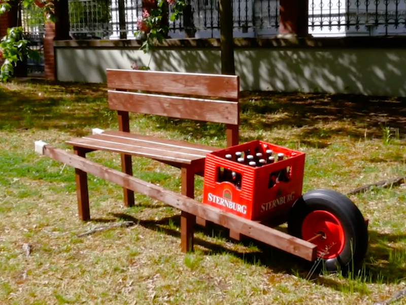 eine mobile Schubkarre mit einem Kasten Bier