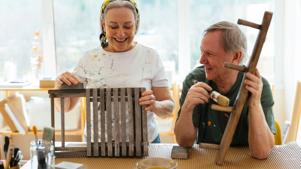 Mann und Frau bauen etwas aus Holz