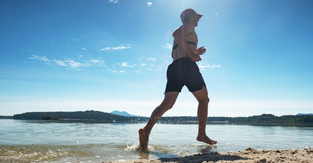 Jogger – barfuß am Strand.