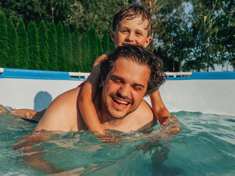 Vater und Tochter in einem Pool.