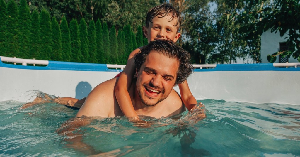 Vater und Tochter in einem Pool.