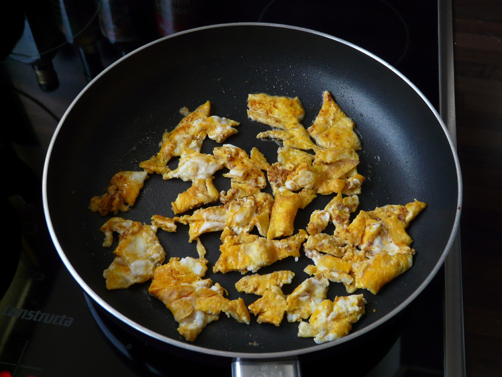 Essen ohne Fettspritzer anbraten: die richtige Bratpfanne.