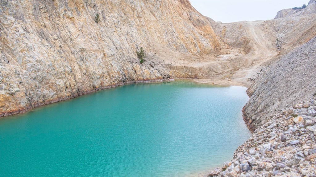 Der blaue Steinbruchsee Monte Neme in Spanien.