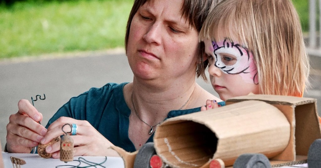 Mutter und Tochter spielen zusammen