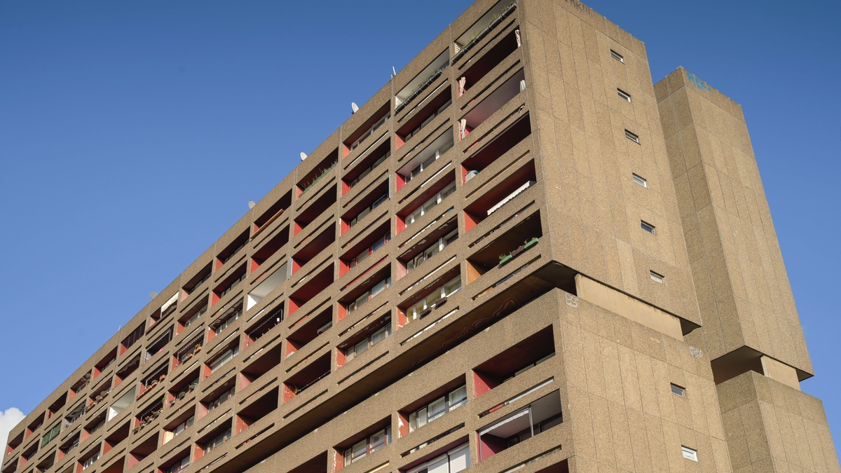 Arbeitsloser Brite baut Plattenbau-Palast.