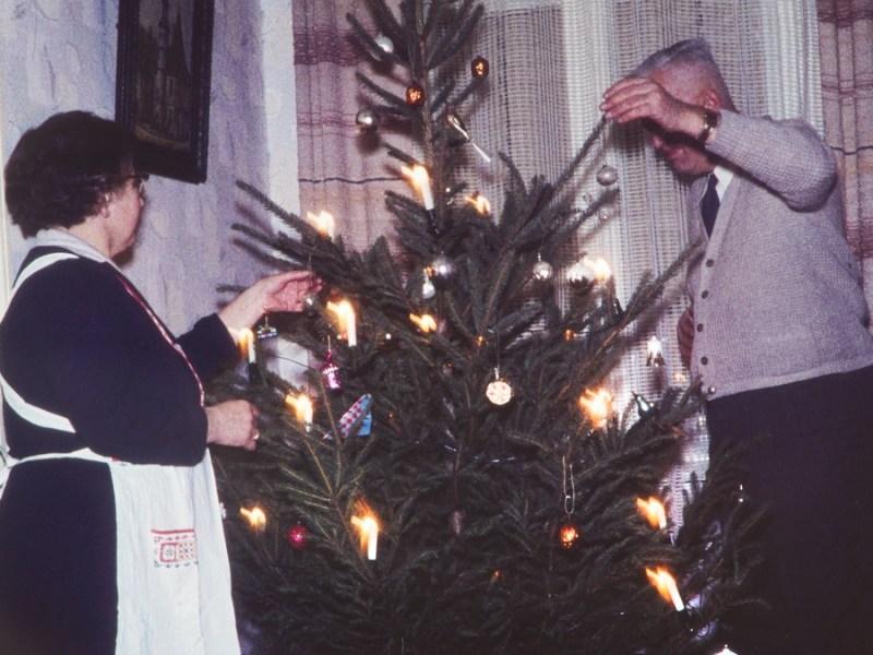 10 Bilder zeigen, wie Weihnachtsbäume früher aussahen.