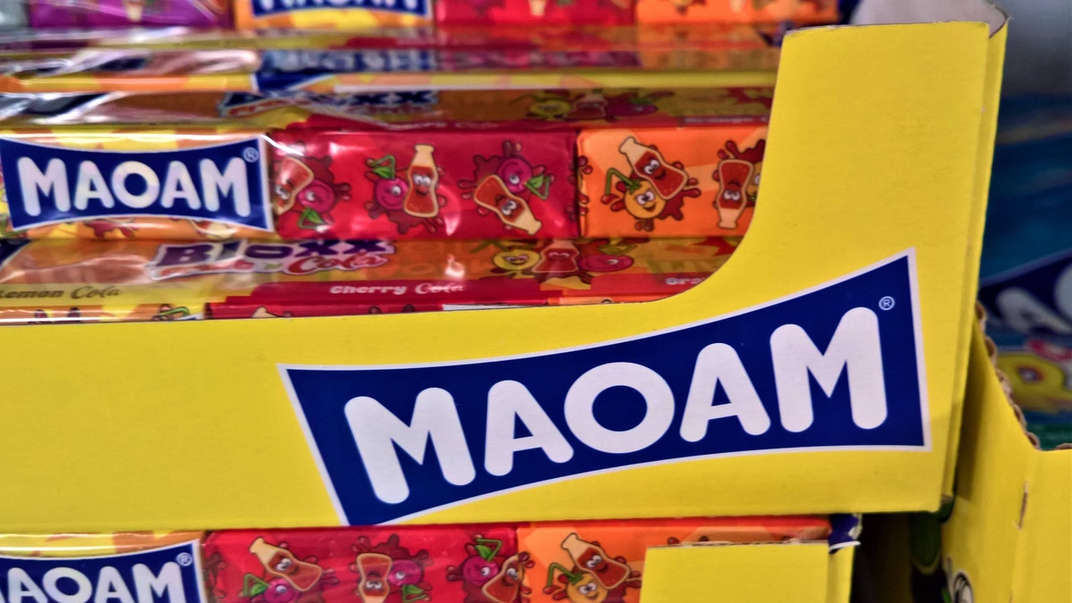 Ein Maoam-Karton mit Packungen des Kaubobins darin.