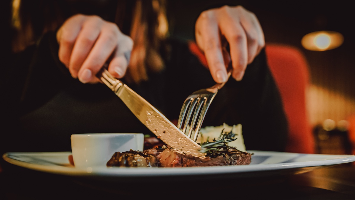 Steak im Restaurant essen.