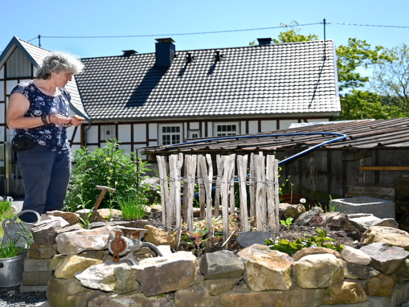 Frau steht vor einem Schlüssellochgarten