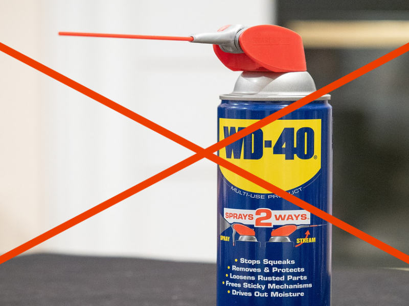 Eine Dose WD-40. Das Bild ist durchgestrichen. Das Kriechöl ist im Haushalt vielseitig einsetzbar, sollte aber für einige Dinge nicht verwendet werden.