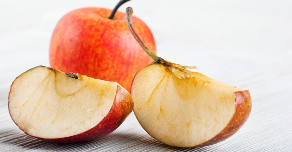 Geschnittener Apfel wird langsam braun.