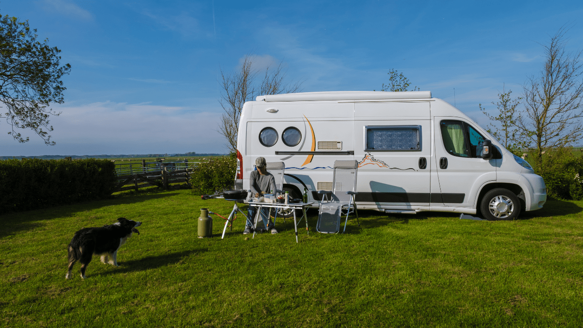 Ein Campingmobil steht auf einer grünen Wiese.