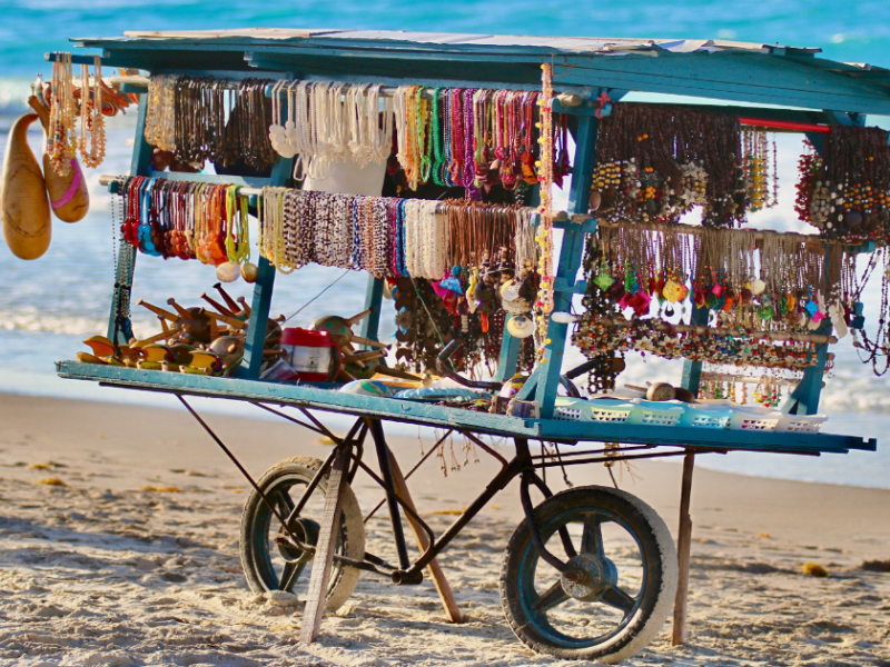 Ein Verkaufsstand am Strand, zu sehen sind verschiedene Urlaubssouvenirs.