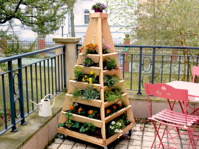 Ein vertikaler Garten auf einem Balkon.