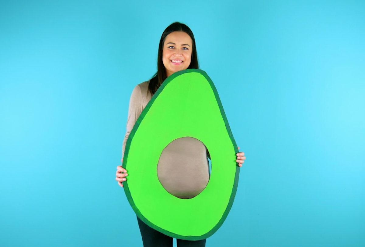 Frau mit Avocadokostüm