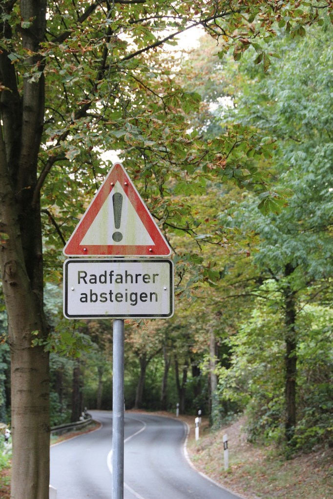 Das Verkehrsschild „Radfahrer absteigen“