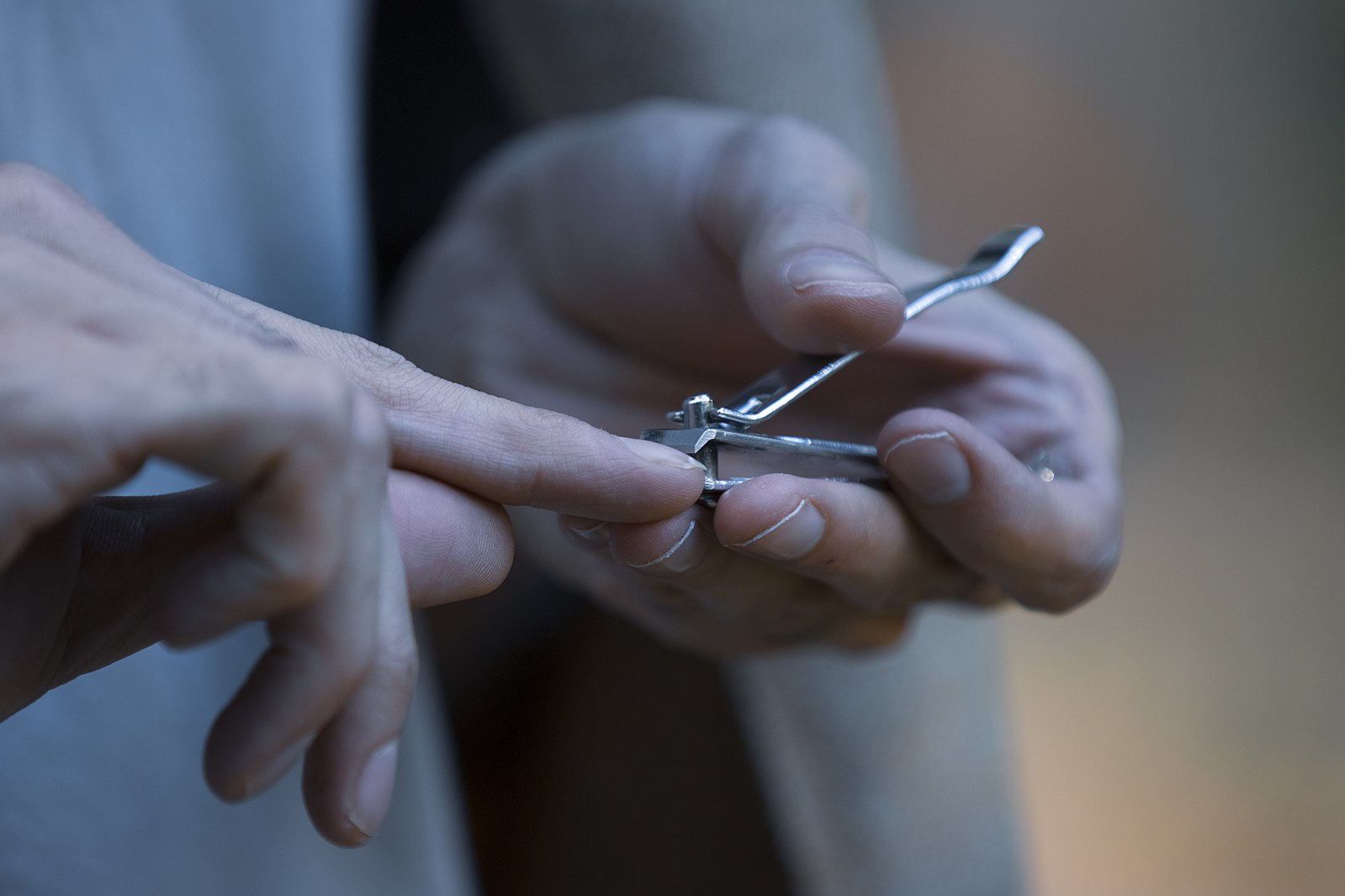 Eine Person kÃ¼rzt sich die FingernÃ¤gel mit einem Nagelknipser. Achte darauf, die FingernÃ¤gel nicht zu kurz zu schneiden.