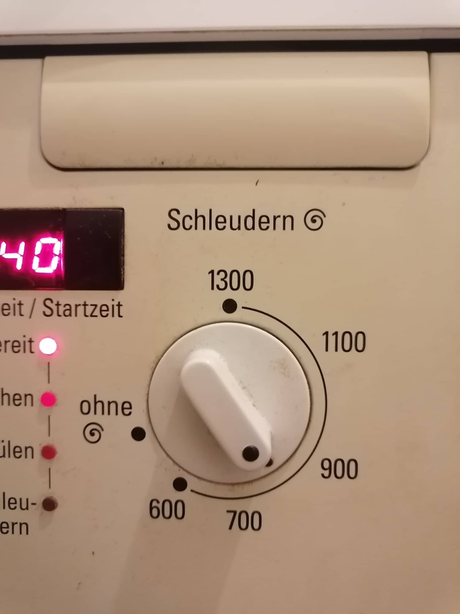 Beim Waschen einer Couchdecke solltest du auf Weichspüler verzichten und auf eine niedrige Drehzahl achten.