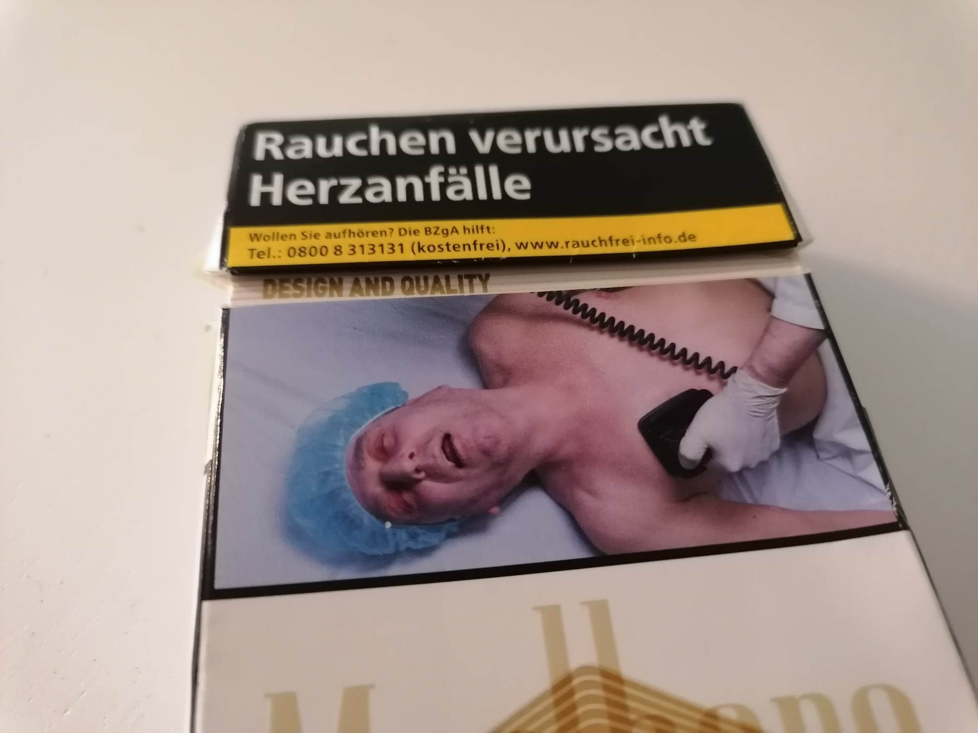 Eine Zigarettenschachtel, auf der steht: „Rauchen verursacht Herzanfälle.“ Aus gesundheitlichen Gründen lohnt es sich daher, mit dem Rauchen aufzuhören.