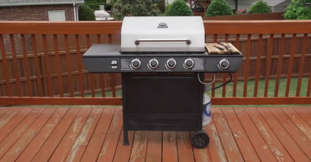 Ein großer Gasgrill auf einer Holzterrasse.