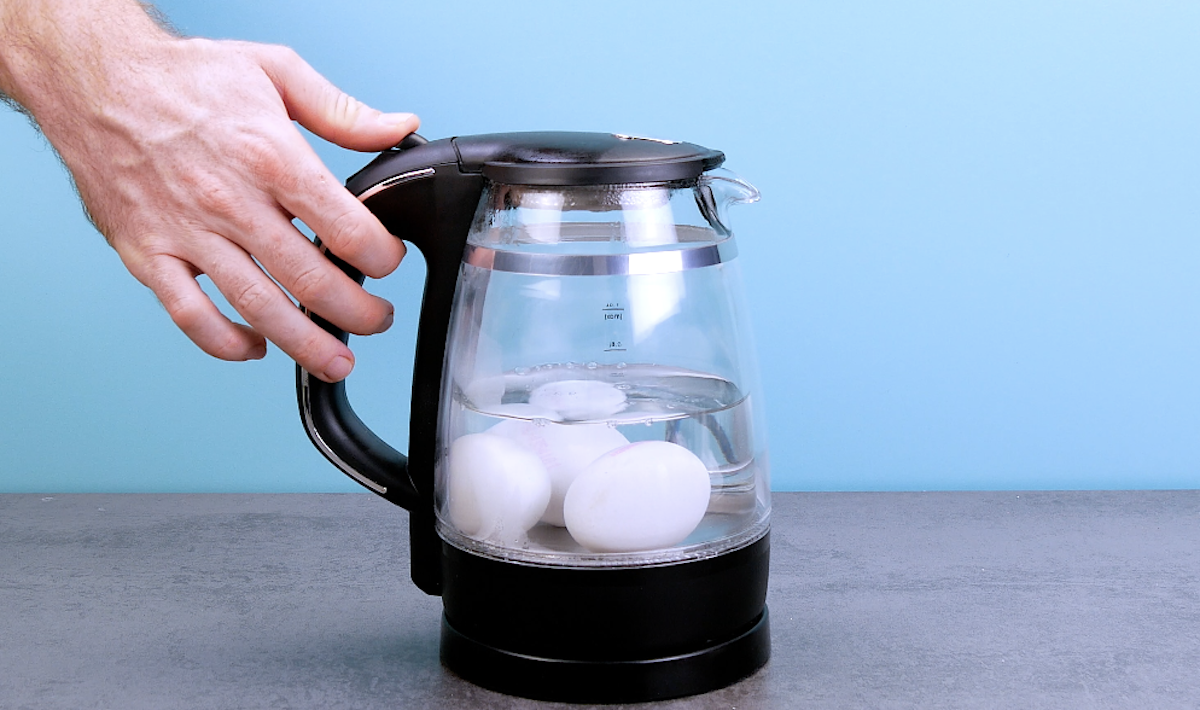 Eier werden in einem Wasserkocher gekocht