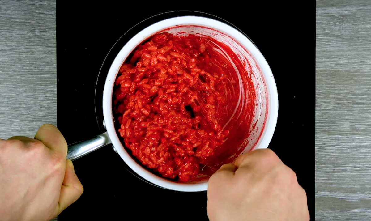 Rote Masse aus Zucker und Rice Crispys 