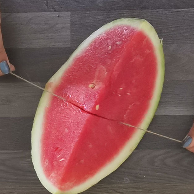 Eine Wassermelone wird aufgeschnitten.