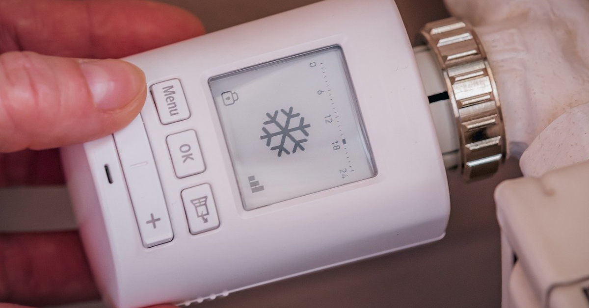 Ein Foto von einem Thermostat an einer Heizung.