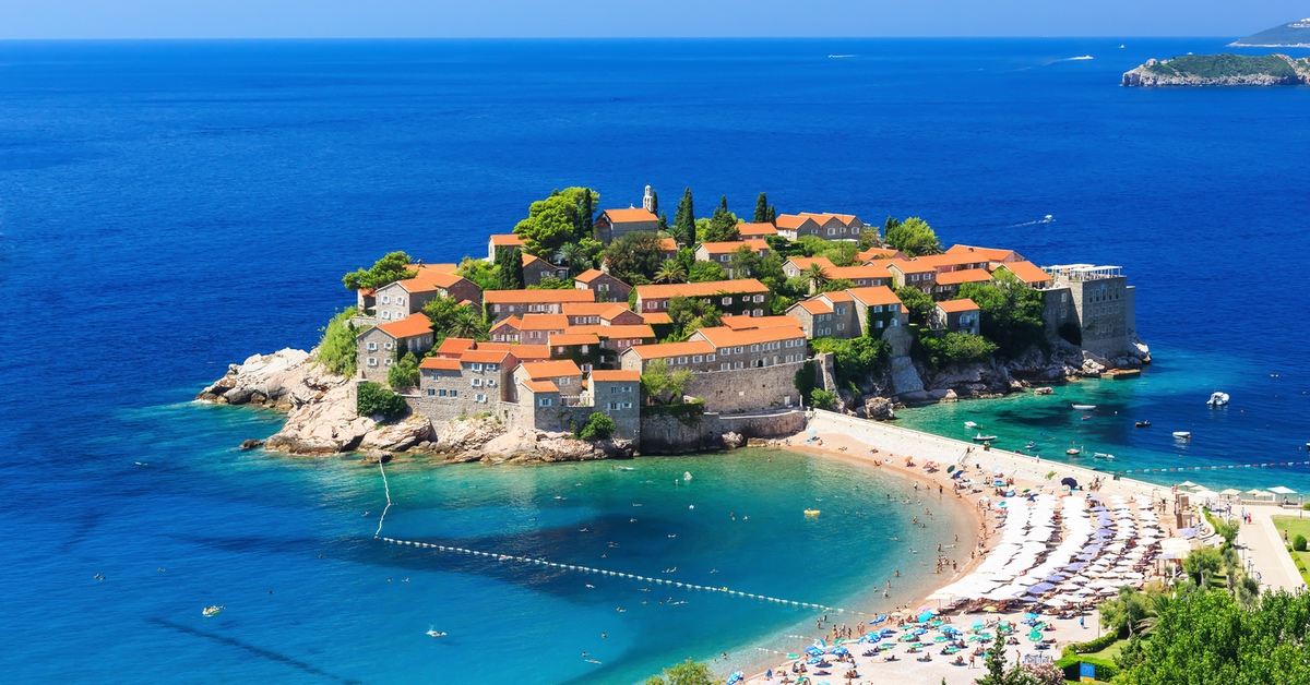 Die Insel Budva in Montenegro aus der Vogelperspektive