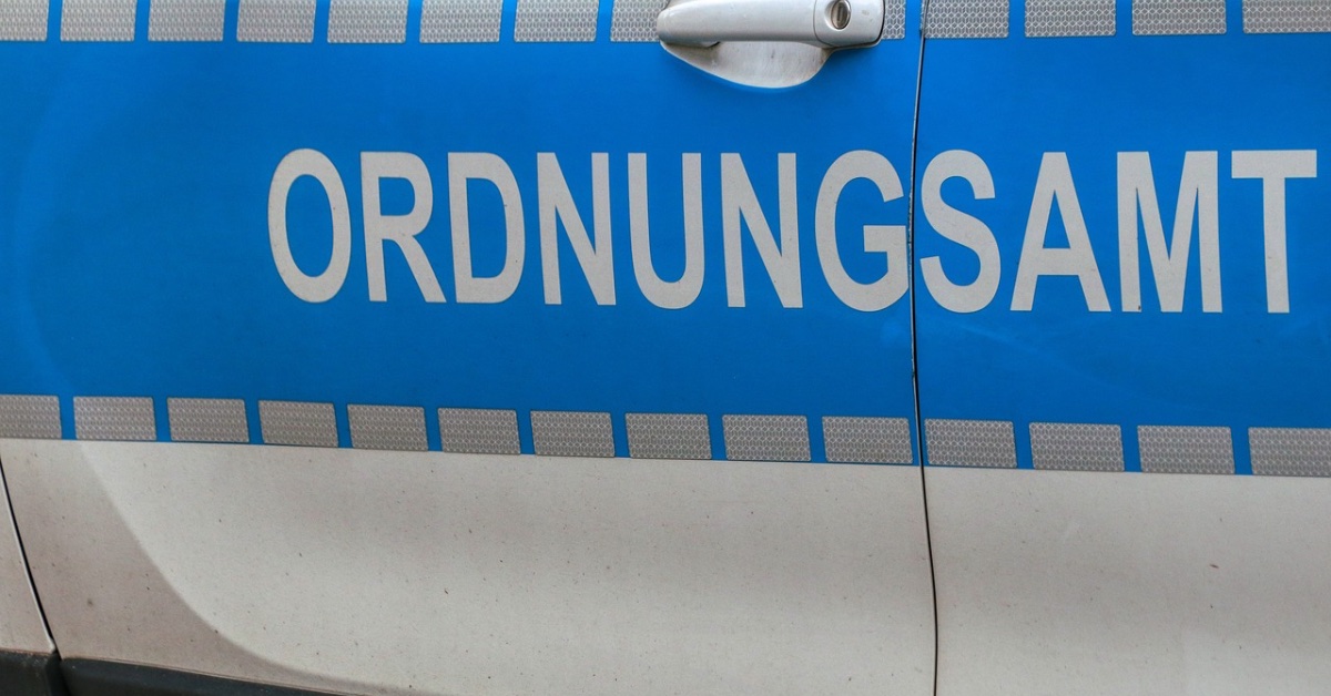 Schriftzug „Ordnungsamt“ auf einem Auto.