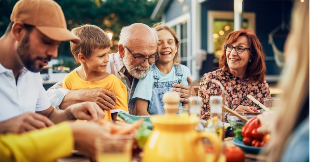 eine Familie sitzt am Essenstisch