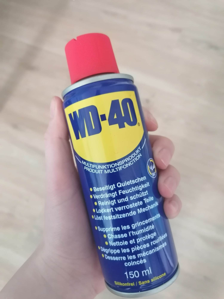 Jemand hÃ¤lt eine Dose WD-40 in der Hand. Das beliebte KriechÃ¶l eignet sich auch, um Flecken, wie z.B. KaffeerÃ¤nder, zu entfernen.