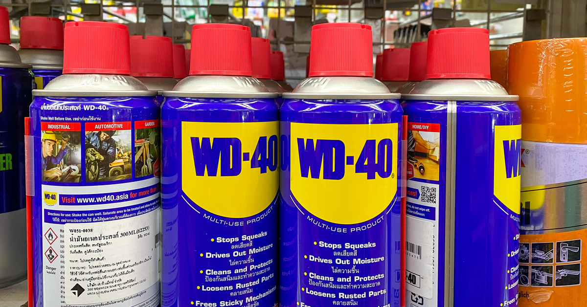 Mehrere Dosen WD-40 im Regal.