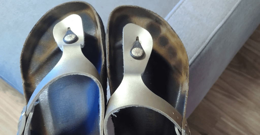 Schmutzige Birkenstock-Sandalen, die gereinigt werden müssen.