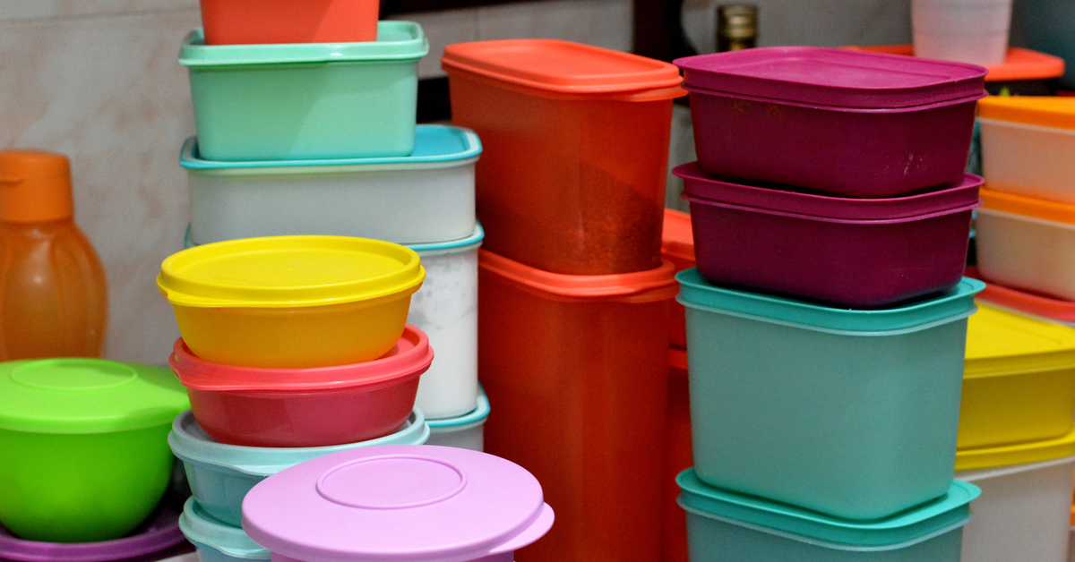 Tupperware organisieren.