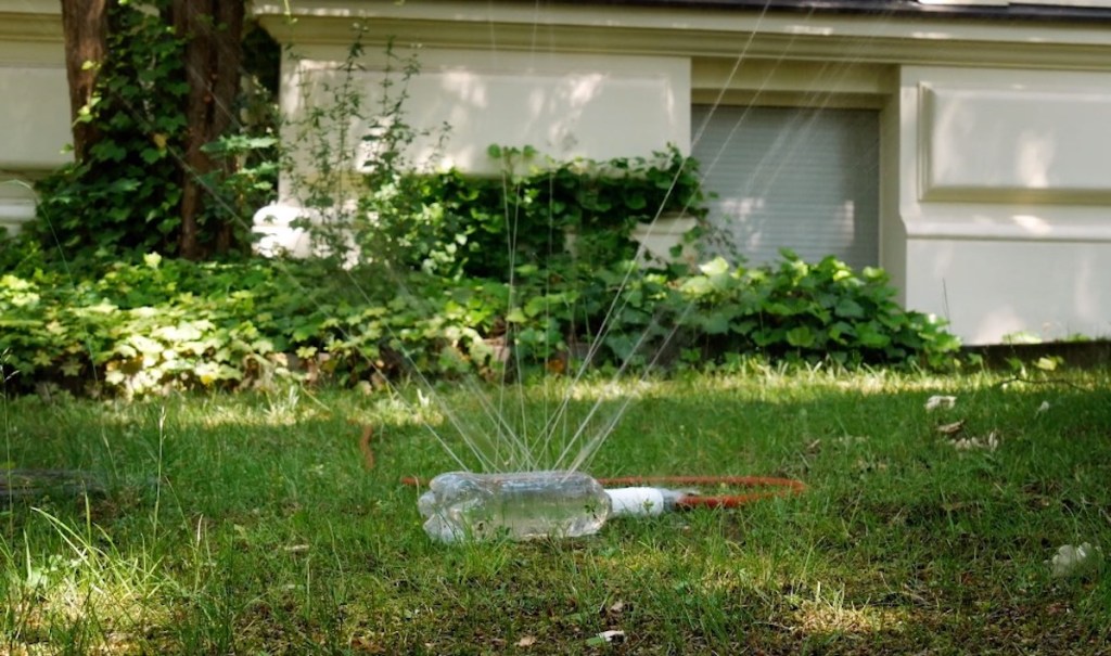 Ein selbstgebauter Wassersprenger aus einer Plastikflasche.