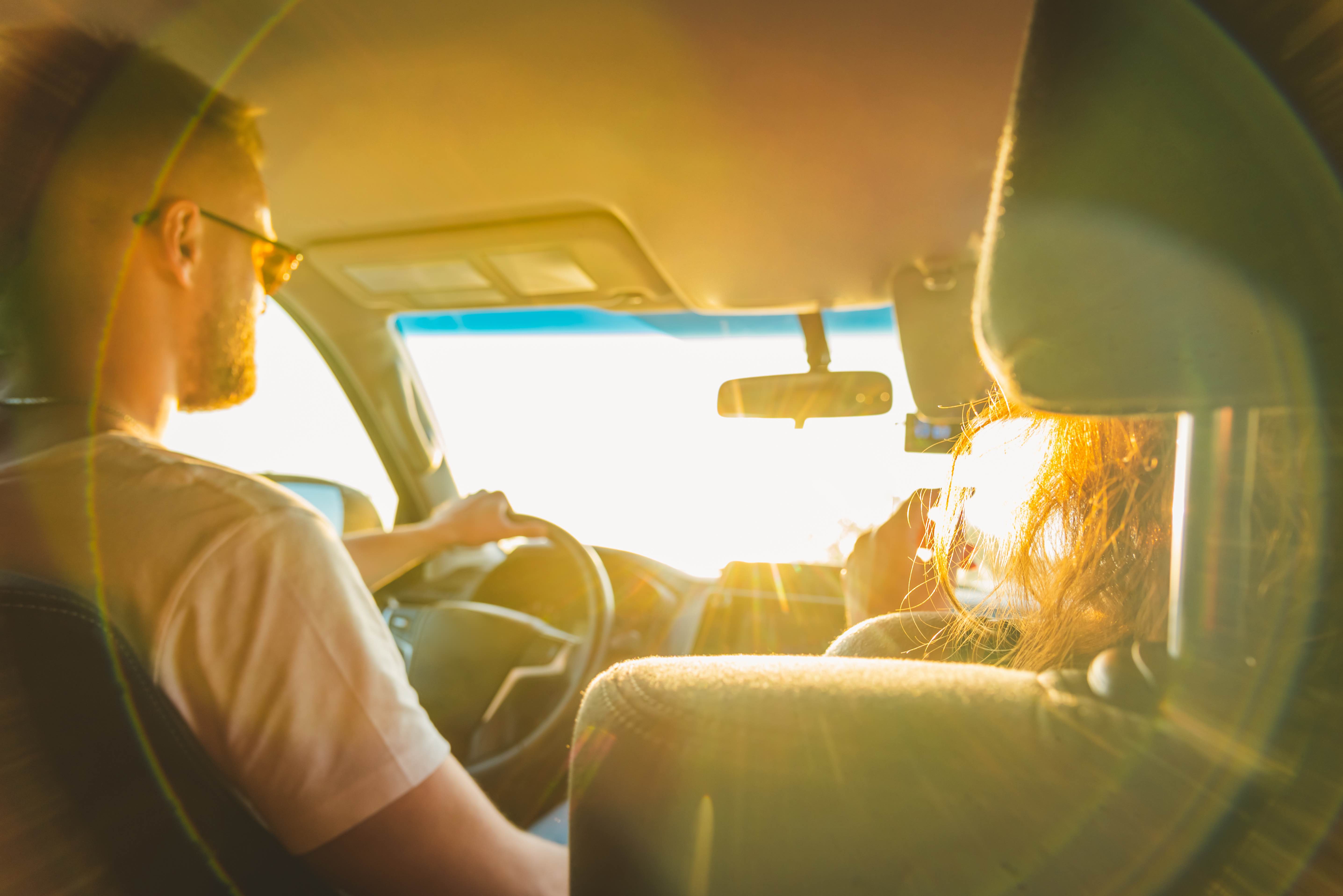 Sonnenlicht strahlt in ein Auto hinein.